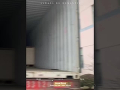 Quatro conjuntos de máquinas de lavar automóveis KL-360+ estão a ser carregados, prontos para serem enviados para a Rússia.