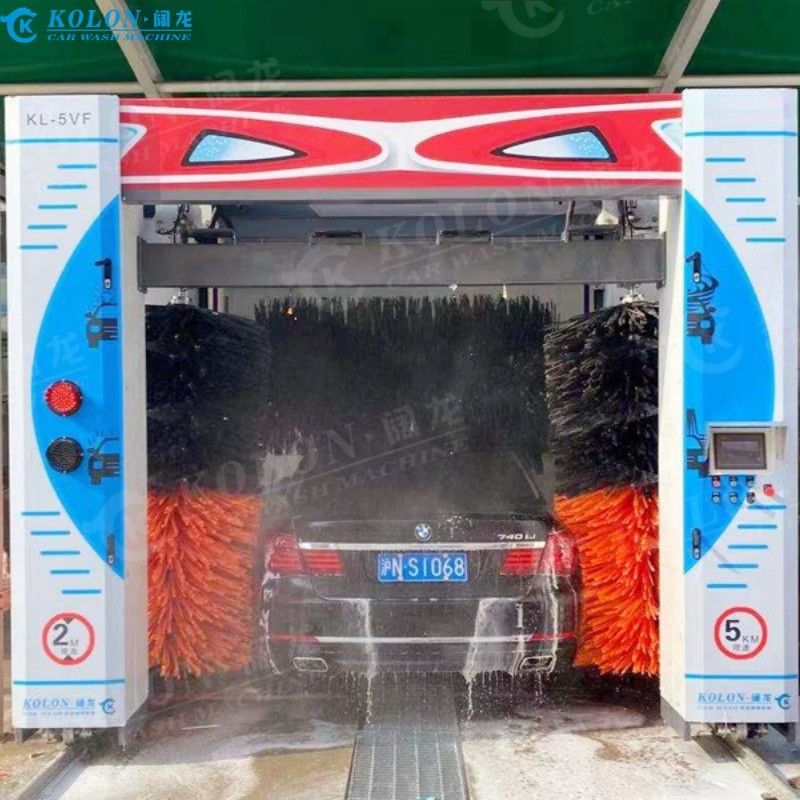 Máquina automática de lavar carros de 5 escovas com secador de ar incorporado.