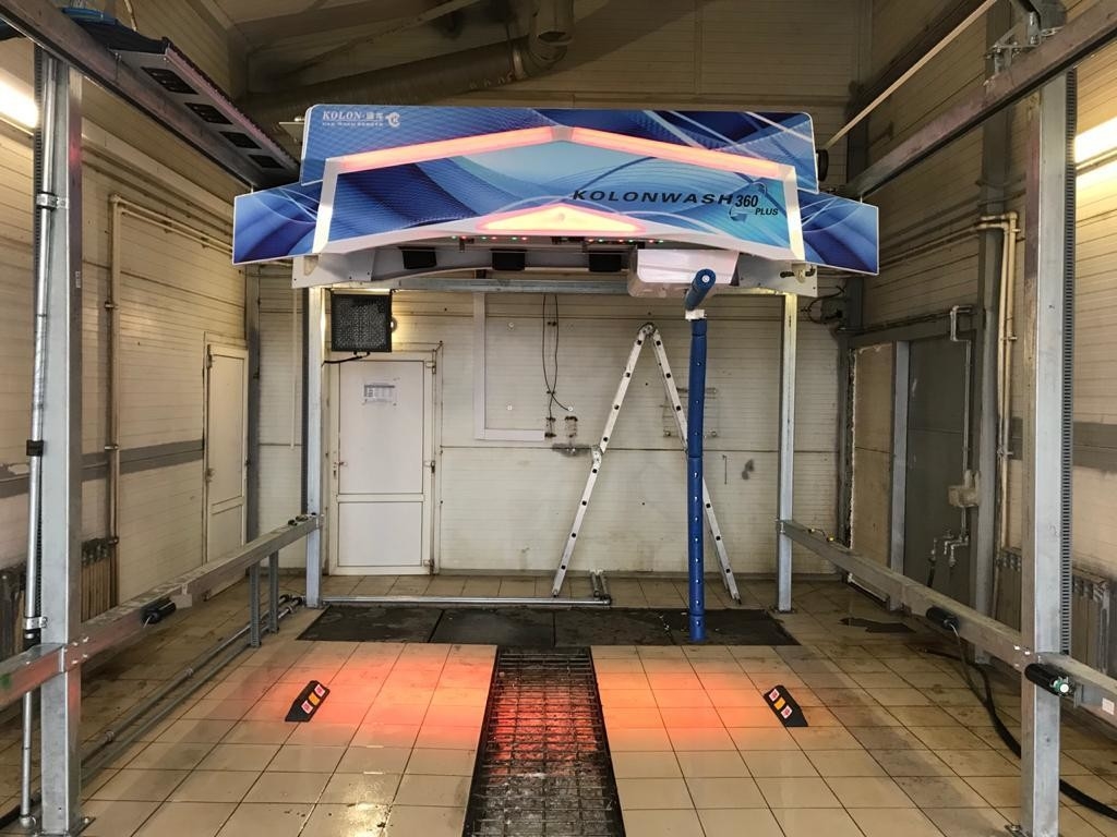 Máquina automática de lavagem de automóveis sem toque pressão 24,5Kw Potência Pressão de água ajustável Opções de pagamento múltiplas