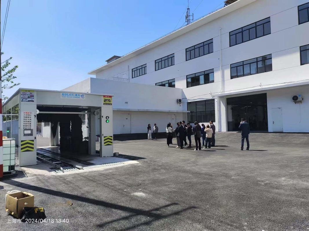 Máquina de lavagem de automóveis de túnel eficiente Baixo consumo de energia e água 0,7 Kwh/carro