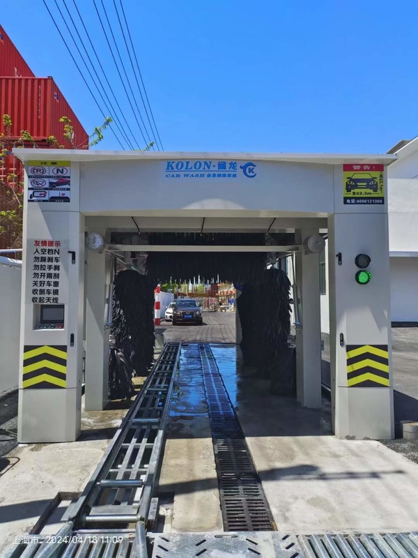 Máquina de lavagem de automóveis de túnel eficiente Baixo consumo de energia e água 0,7 Kwh/carro